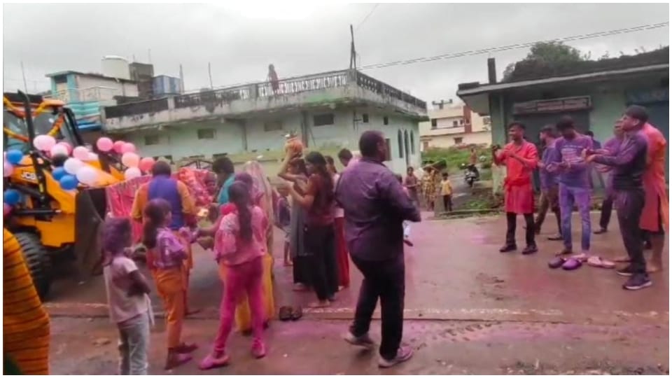Unique picture of Ganesh immersion in Katni Devotees bid farewell to Ganpati by making him sit in bulldozer