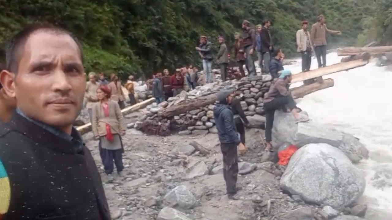 People crossing the overflowing Supin river with the help of a tree trunk Danger Uttarkashi Uttarakhand News