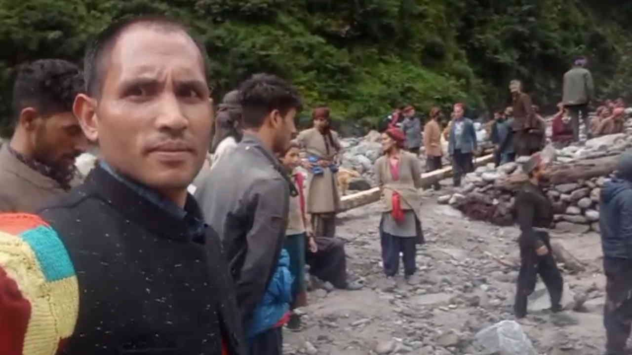 People crossing the overflowing Supin river with the help of a tree trunk Danger Uttarkashi Uttarakhand News