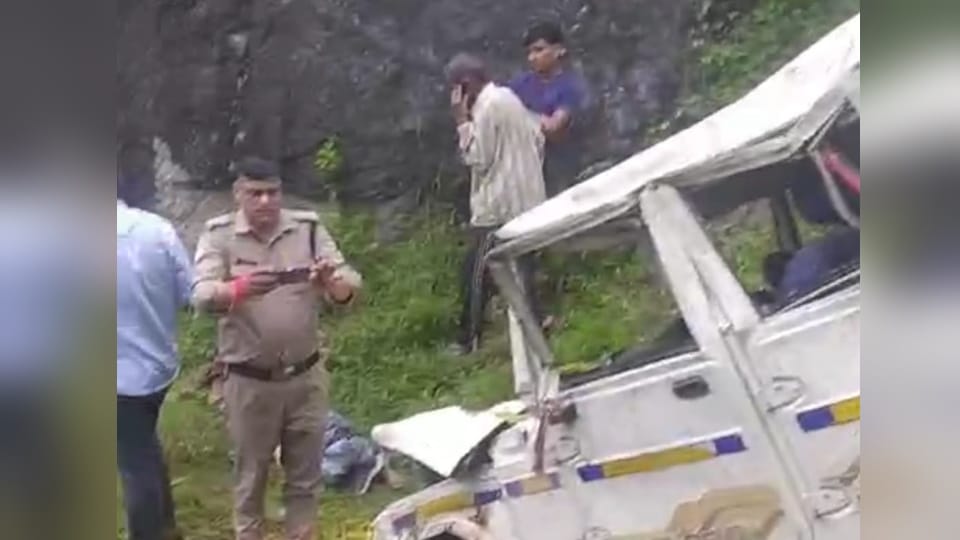 Uttarakhand Accident News Max Vehicle Fell into Ditch on Pandula-Maikhandi motor road Three dead