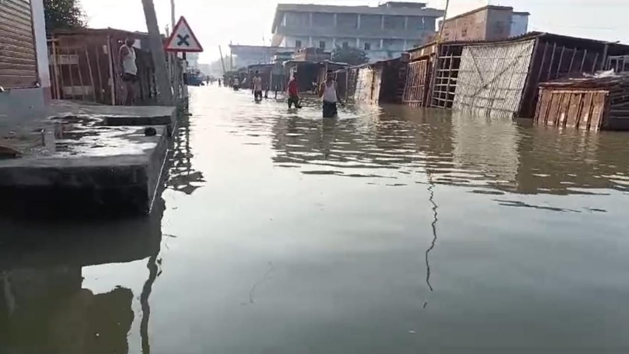 Vaishali News: Flood wreaks havoc, dozens of villages in Raghopur block submerged; People facing difficulties