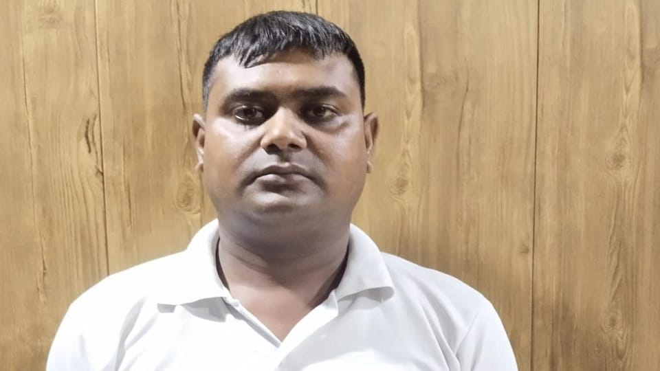 Up News: Man who cheated by pretending to be an Indian Army constable arrested, army uniform found