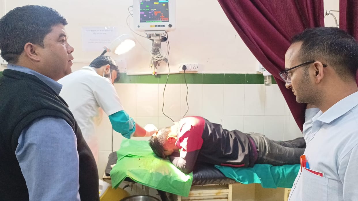 Pauri News Villager attacked village head with a hammer old Rage