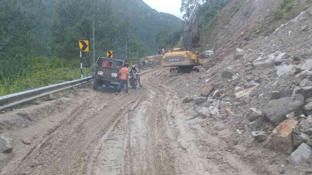 Badrinath Dham Parthadip landslide area has become a problem travelers are facing problems Uttarakhand News