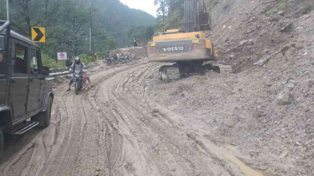 Badrinath Dham Parthadip landslide area has become a problem travelers are facing problems Uttarakhand News