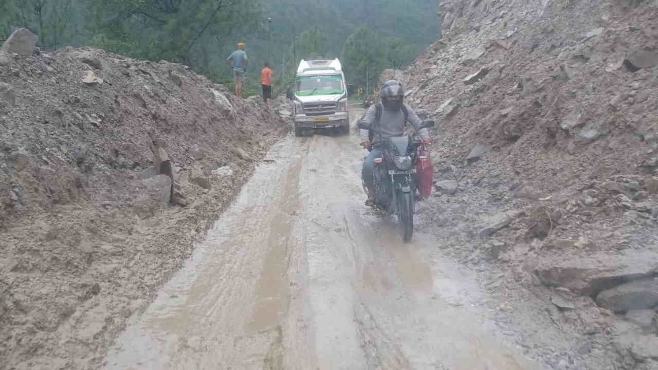 Badrinath Dham Parthadip landslide area has become a problem travelers are facing problems Uttarakhand News