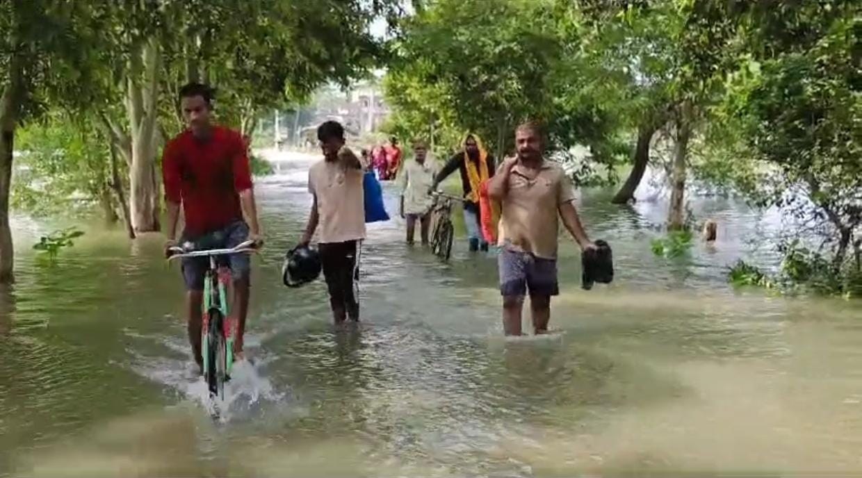 सड़क पर बह रहा बाढ़ का पानी।