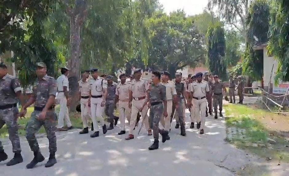 जेल में छापेमारी करने पहुंची पुलिसटीम।