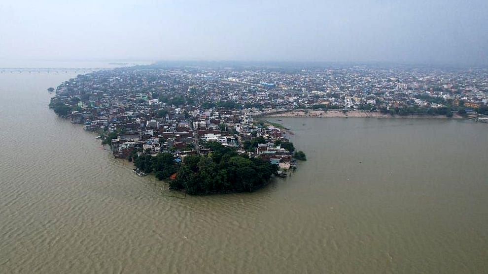 Prayagraj Flood Update: Ganga-Yamuna reached near danger mark, many localities in alluvial areas submerged