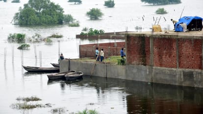 Prayagraj Flood Update: Ganga-Yamuna reached near danger mark, many localities in alluvial areas submerged