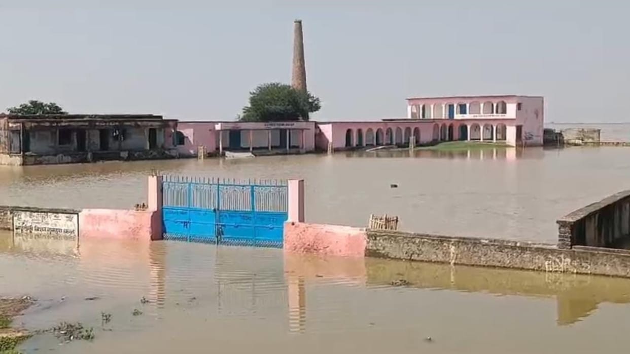water entered in many schools of Munger Due to flood news in hindi