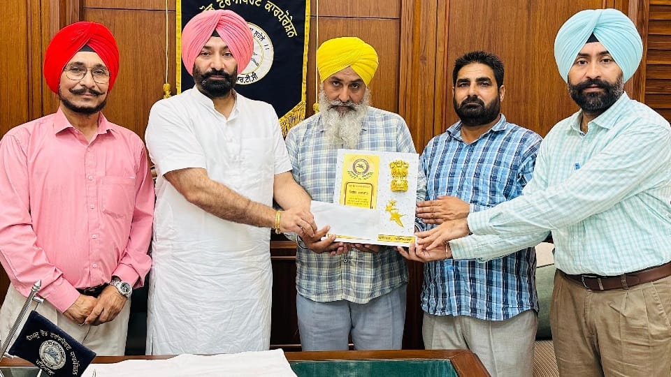 चालक व परिचालक को सम्मानित करते पीआरटीसी के चेयरमैन।