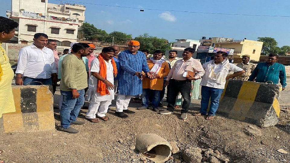 Cantt MLA went out to inspect Ramnagar road work, found flaws