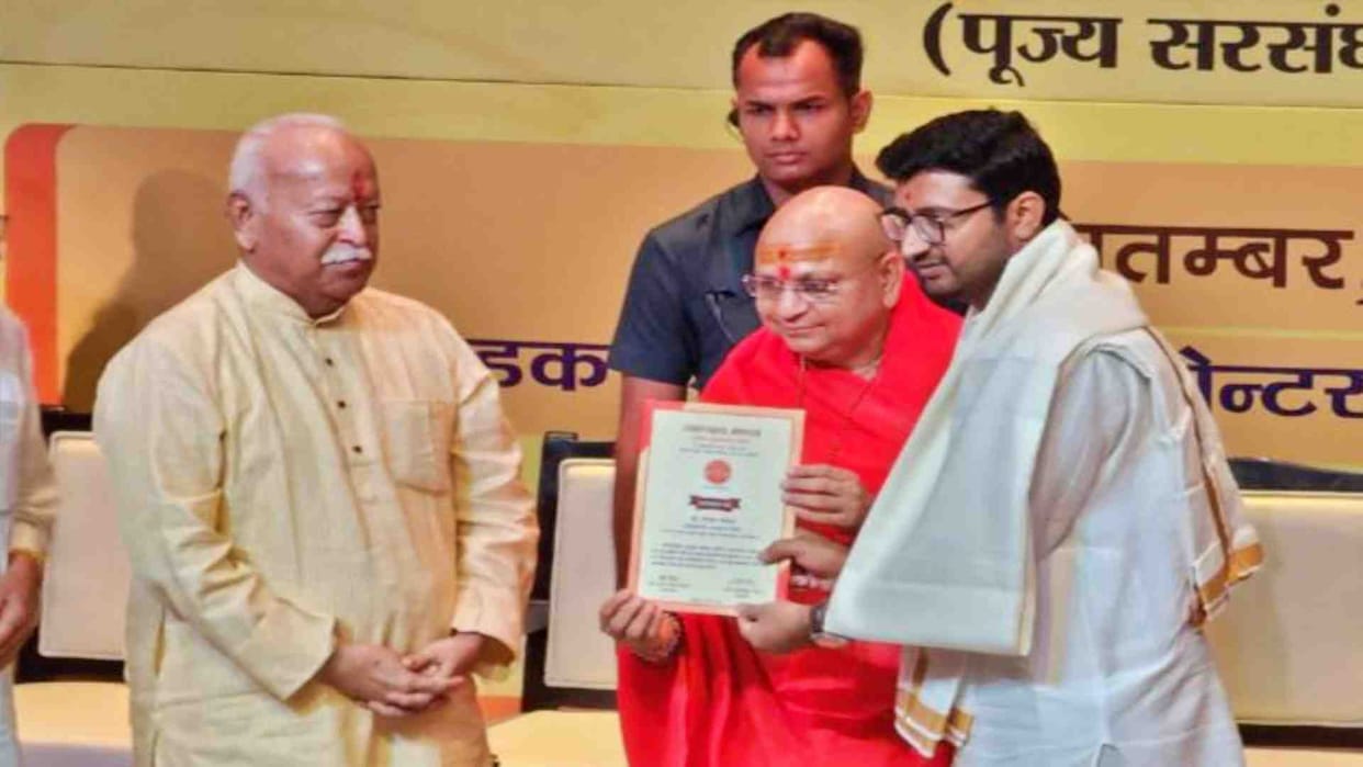 Jaipur News: Dr. Deepak Vashishth, who worked for the Hindi version of the Vedas, was honored