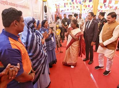 MP: उज्जैन में राष्ट्रपति मुर्मू ने किए महाकाल के दर्शन, सफाई मित्रों का किया सम्मान, सीएम यादव ने की यह घोषणा MP: President Draupadi Murmu visited Baba Mahakal in Ujjain honored Safai Mitras CM Mohan Yadav