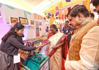 MP: उज्जैन में राष्ट्रपति मुर्मू ने किए महाकाल के दर्शन, सफाई मित्रों का किया सम्मान, सीएम यादव ने की यह घोषणा MP: President Draupadi Murmu visited Baba Mahakal in Ujjain honored Safai Mitras CM Mohan Yadav