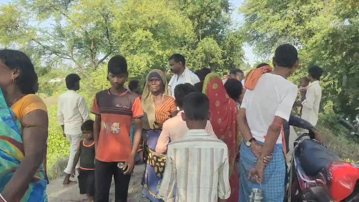 The dead body of a girl child was found floating in the food in Nalanda, Bihar