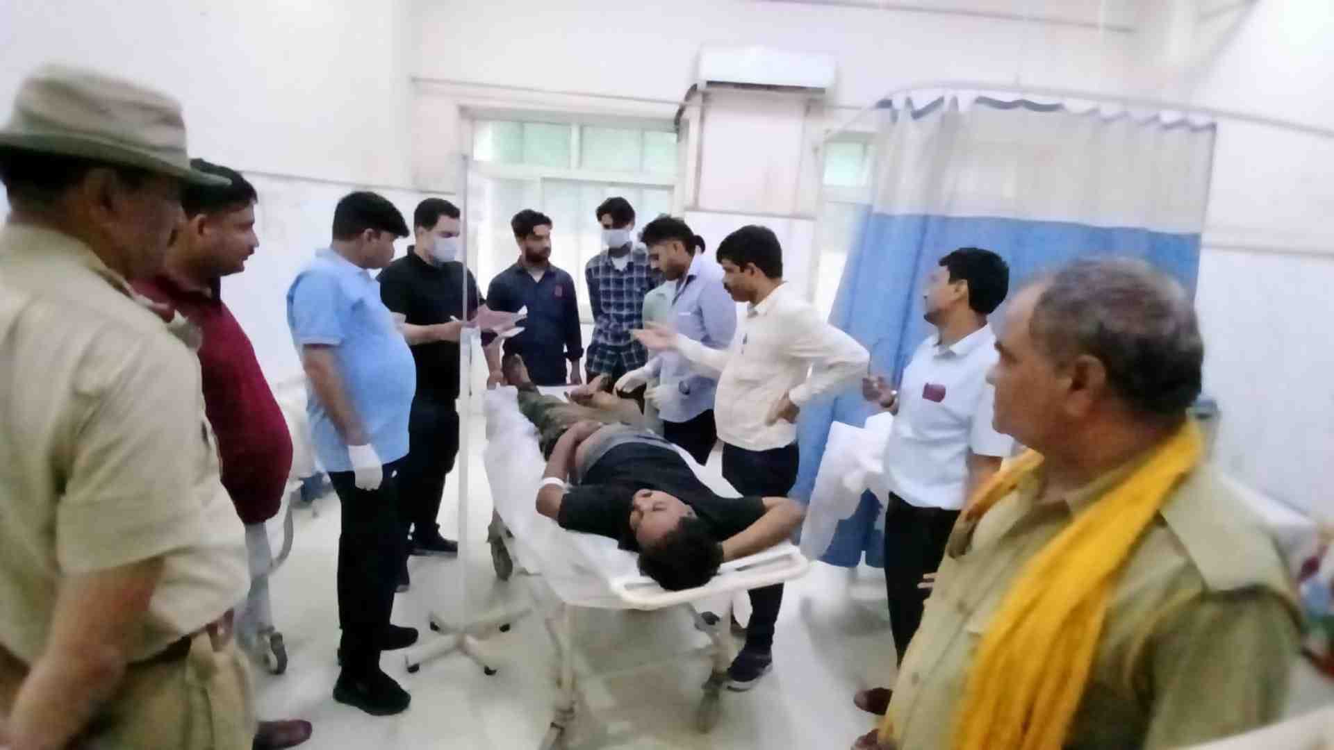 घायल को लाया गया अस्पताल।
