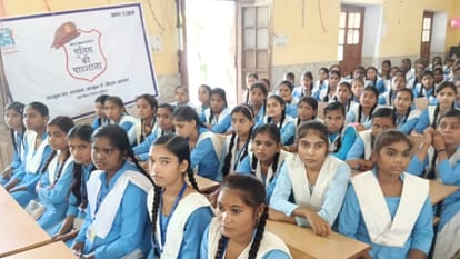 ASP taught safety lessons to girl students in Pilibhit