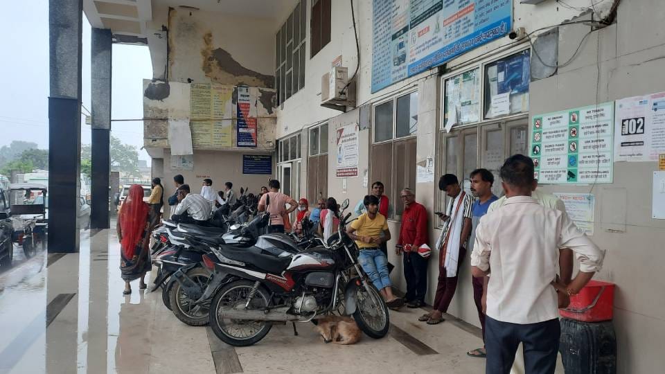 staff district women hospital was rude In Agra parked vehicles instead of sitting attendants drenched in rain