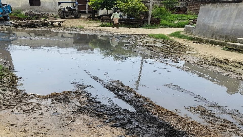 People getting injured on the dilapidated roads of Hathras