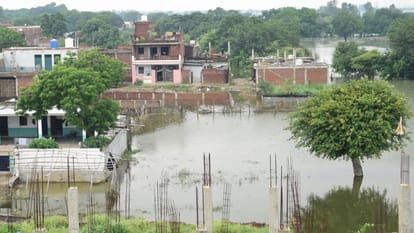 Prayagraj Flood Update: Ganga-Yamuna reached near danger mark, many localities in alluvial areas submerged