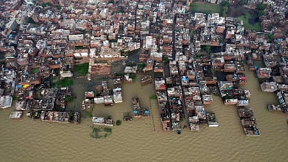 Prayagraj Flood Update: Ganga-Yamuna reached near danger mark, many localities in alluvial areas submerged