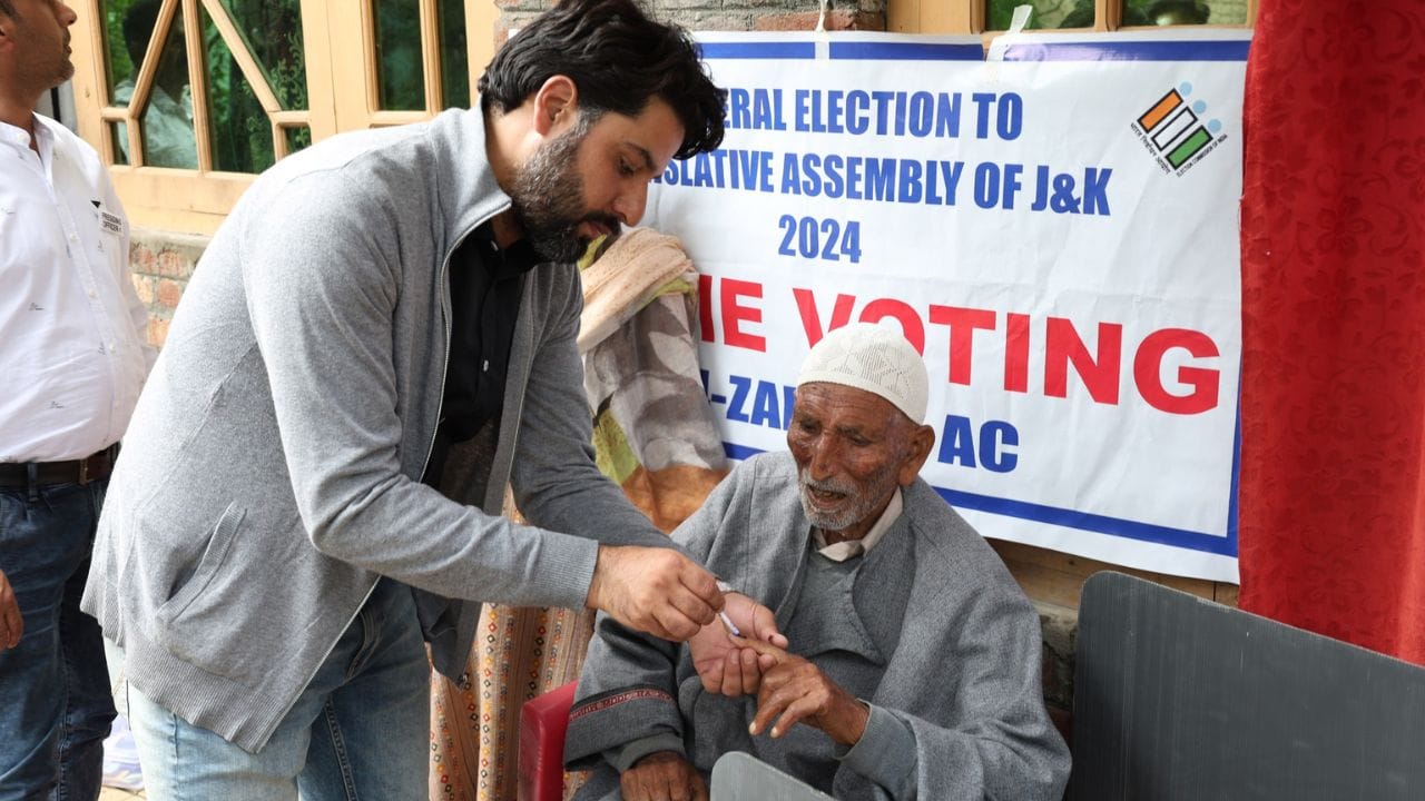 Home Voting Campaign: Election workers are going door to door in Jammu and Kashmir, see pictures of voting her