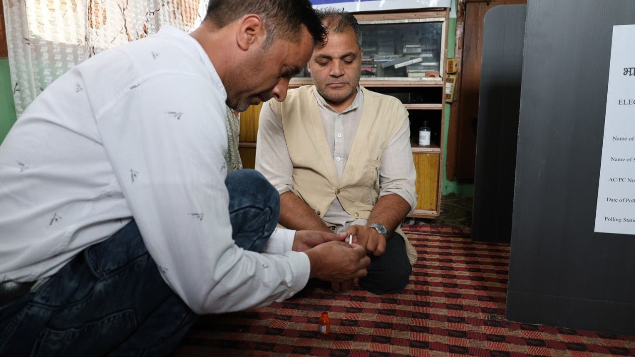 Home Voting Campaign: Election workers are going door to door in Jammu and Kashmir, see pictures of voting her