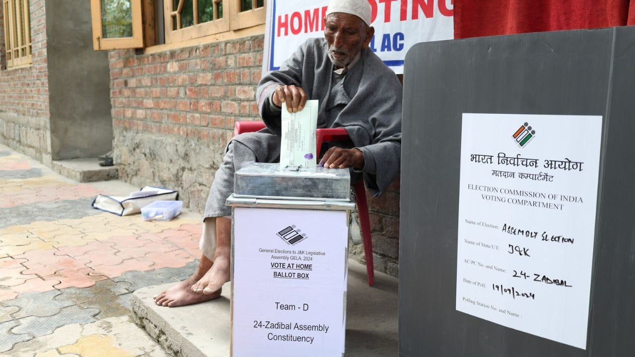 Home Voting Campaign: Election workers are going door to door in Jammu and Kashmir, see pictures of voting her