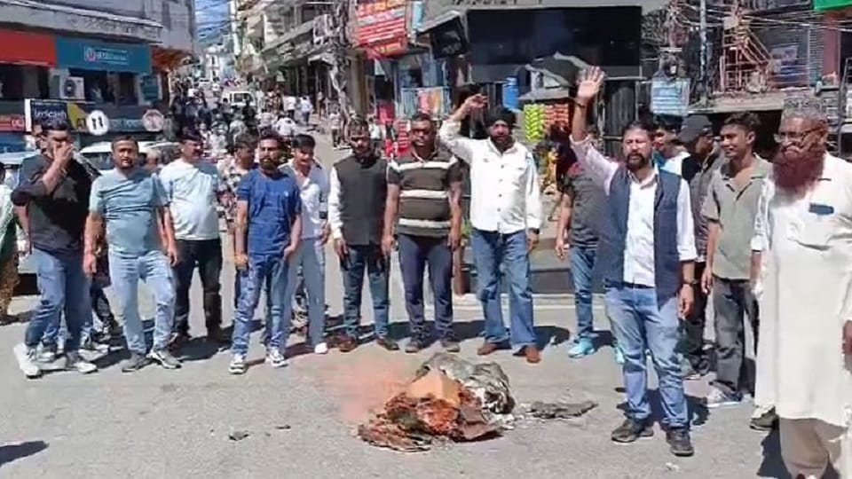Congress burnt the effigy of the Prime Minister in pithoragarh