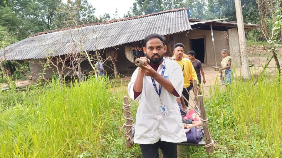 EMT reached ambulance by carrying the sick patient on his shoulder 18 km