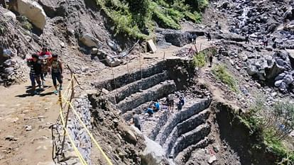 Kedarnath Yatra 15 Meter Road Washout In Gaurikund-kedarnath Walking Route Chirbasa Passengers Stranded - Amar Ujala Hindi News Live - Kedarnath Yatra: चीरबासा में 15 मी. मार्ग वाशआउट, पैदल आवाजाही मुश्किल, फंसे