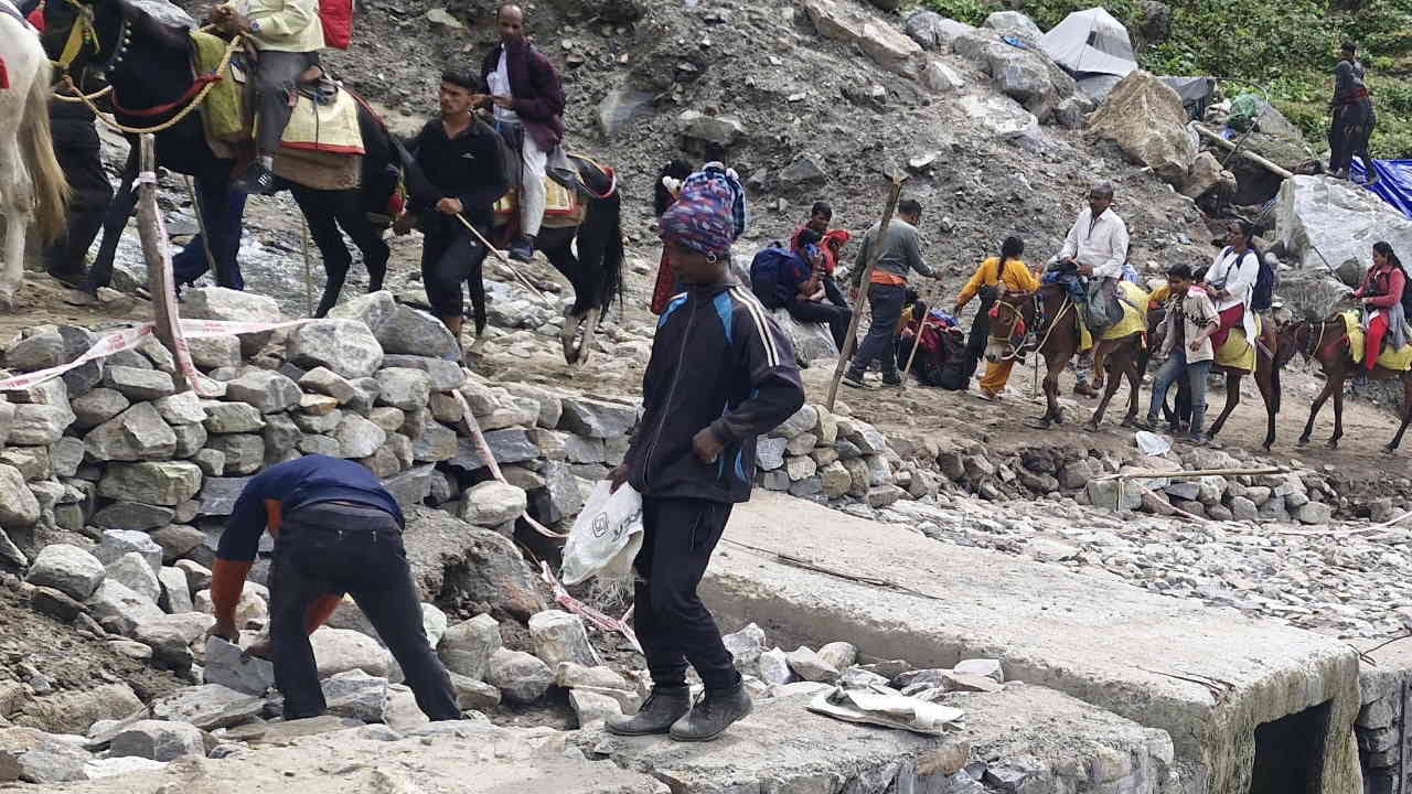 Gaurikund-Kedarnath walking path 400 workers are engaged in repairing Route Rudraprayag Uttarakhand News