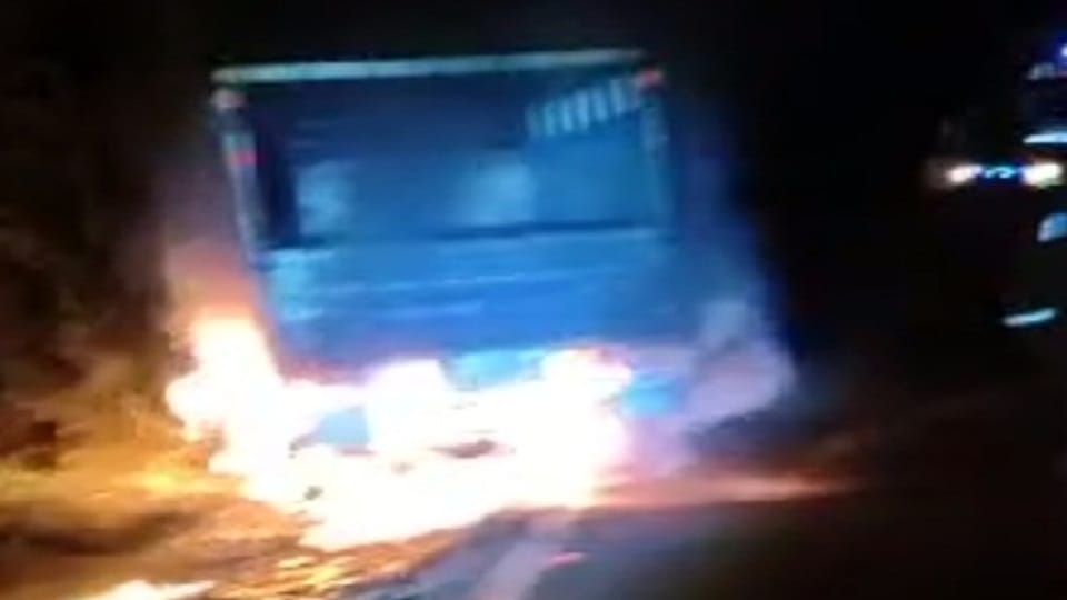 Bijnor: Vehicle caught fire after hitting electric pole, gate did not open, driver burnt alive