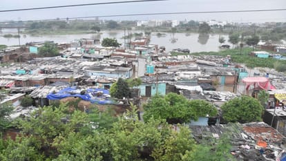 Kanpur: Pandu river water entered homes, people putting up plastic sheets near pump house
