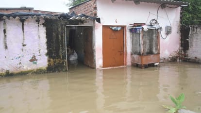 Kanpur: Pandu river water entered homes, people putting up plastic sheets near pump house
