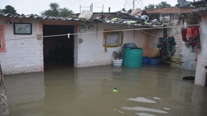 Kanpur: Pandu river water entered homes, people putting up plastic sheets near pump house