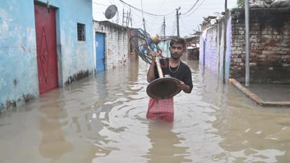 Kanpur: Pandu river water entered homes, people putting up plastic sheets near pump house