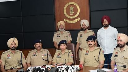 वारदात से पहले बदमाश गिरफ्तार, बठिंडा में व्यापारी के घर पर करनी थी फायरिंग, खुद को गैंगस्टर बता मांगी रंगदारी Two accused arrested for demanding extortion from businessman in name of Bambiha gang in Bathinda