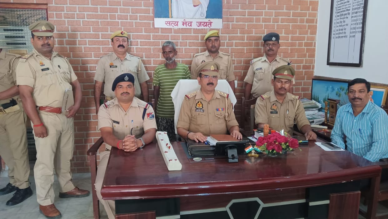 Accused arrested who kept wooden boat on railway track in Ghazipur