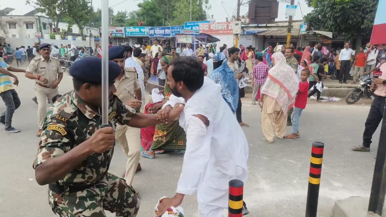 People took to the streets in Samastipur to protest against rape and murder