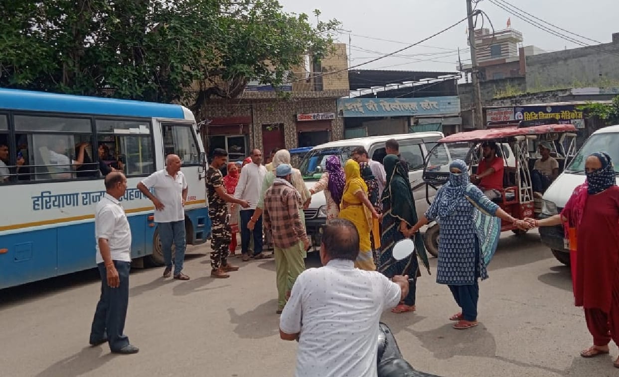 Women troubled by waterlogging in Dadri blocked road, traffic system remained disrupted on Chungi Road
