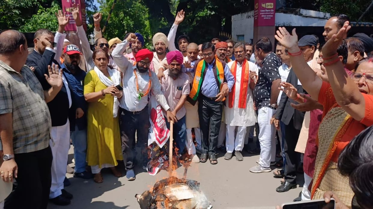 BJP Minority Morcha burnt the effigy of Rahul Gandhi, accused of insulting Sikhism.