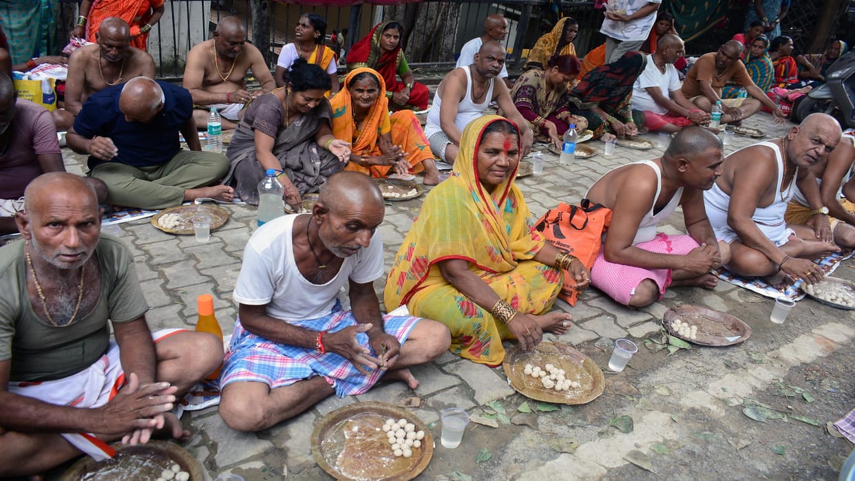 Pinddaan performed to provide salvation to the ancestors by offering tarpan, huge crowd gathered on the banks