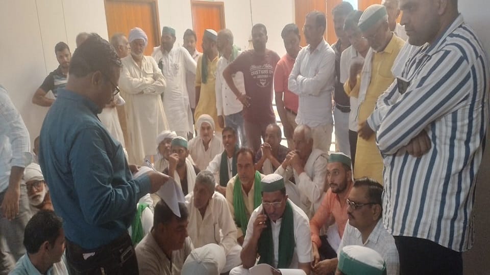 UP Nws: 50 farmers of Shamli reached the officers, said sir, we are not dead, we are alive...