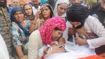 Punjab: शहीद बलजीत का सैन्य सम्मान के साथ अंतिम संस्कार, पत्नी के हाथों से अभी नहीं उतरा था शादी का चूड़ा Martyr Lance Naik Baljeet cremated with military honours in Rupnagar