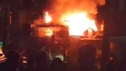 Shimla Fire Incident: शिमला के झंझीड़ी में मकान में लगी आग, लाखों का सामान जला Shimla Fire Incident Fire broke out in a house in Jhanjiri