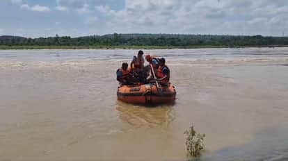 Love couple jumps into Son river from Jogdah bridge in Sidhi SDRF team engaged in search