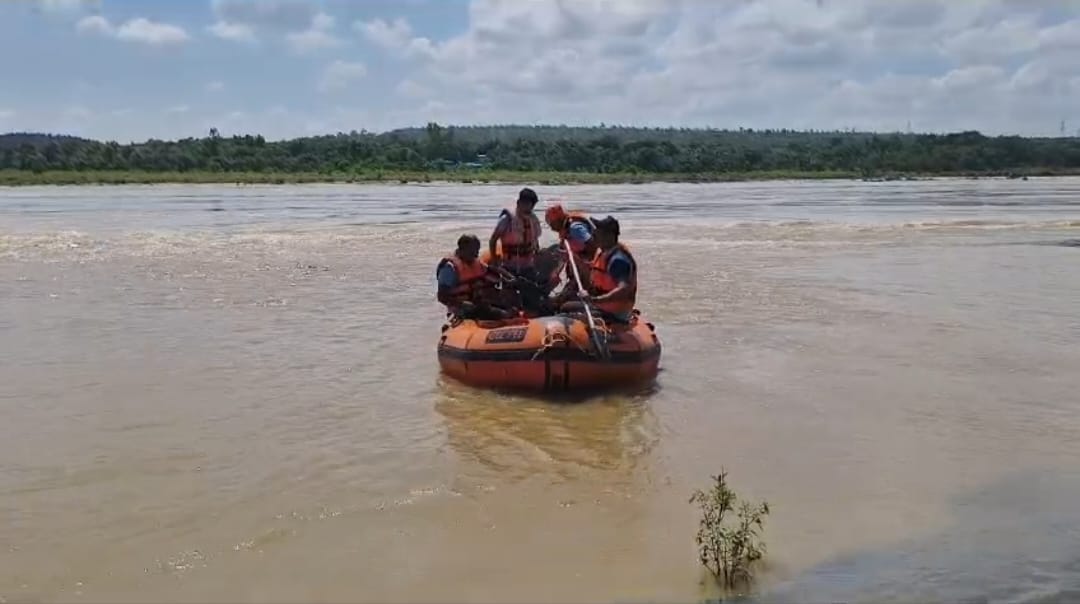 Love couple jumps into Son river from Jogdah bridge in Sidhi SDRF team engaged in search